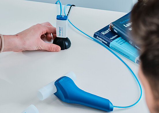 Thanks to its compact design and simple USB connection, any PC running the BLUE CHERRY® software suite can easily transform into a Spirometer by just plugging the Spirostik Blueflow into an USB port.