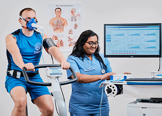 Ergostik Blueflow is a cutting-edge cardiopulmonary exercise testing device offering reliable results for fitness, sports medicine, respiratory diagnosis, and perioperative assessments by measuring O2 and CO2 flow rates.