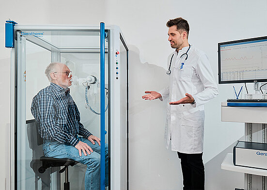 To accommodate a wide range of patients, both the chair and measurement arm are height adjustable.